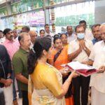 Brindha Sivakumar Instagram - Was very happy to inaugurate gold section in Sneham Jewellery in Pongalur -Thirupur today !✨. Saree: @anyaonline.in Blouse Tailored: @merasalofficial
