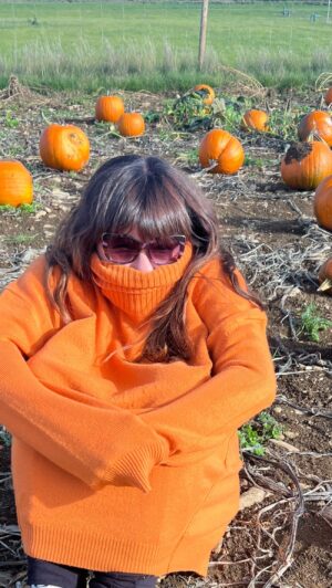 Briony May Williams Instagram - Everyone: Poses nicely in the Pumpkin Patch with their families 
Me: 

😂🎃

#sorrynotsorry @avonvalleypark