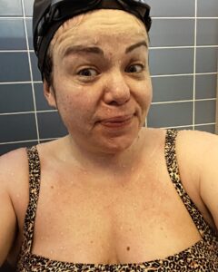 Briony May Williams Instagram - Week 2 of trying to learn how to swim properly/further than 2 metres 🏊🏻‍♀️ I’m 40 this year and there are a few things I’d love to be better at by the time the big day comes around so I’ve started swimming lessons at my local leisure centre and I’m absolutely bloody loving it!! I’ve never really liked swimming because I’m not a strong swimmer, I’ve always lacked confidence in the pool so I’ve just never enjoyed it. But after 2 weeks of regular swimming and a few lessons, I’m feeling more confident and actually loving the experience! My goal is to be able to swim the 150m at the @superhero_series triathlon in August! Anyone else trying something new this year? I’d highly recommend it!#newyearsameme