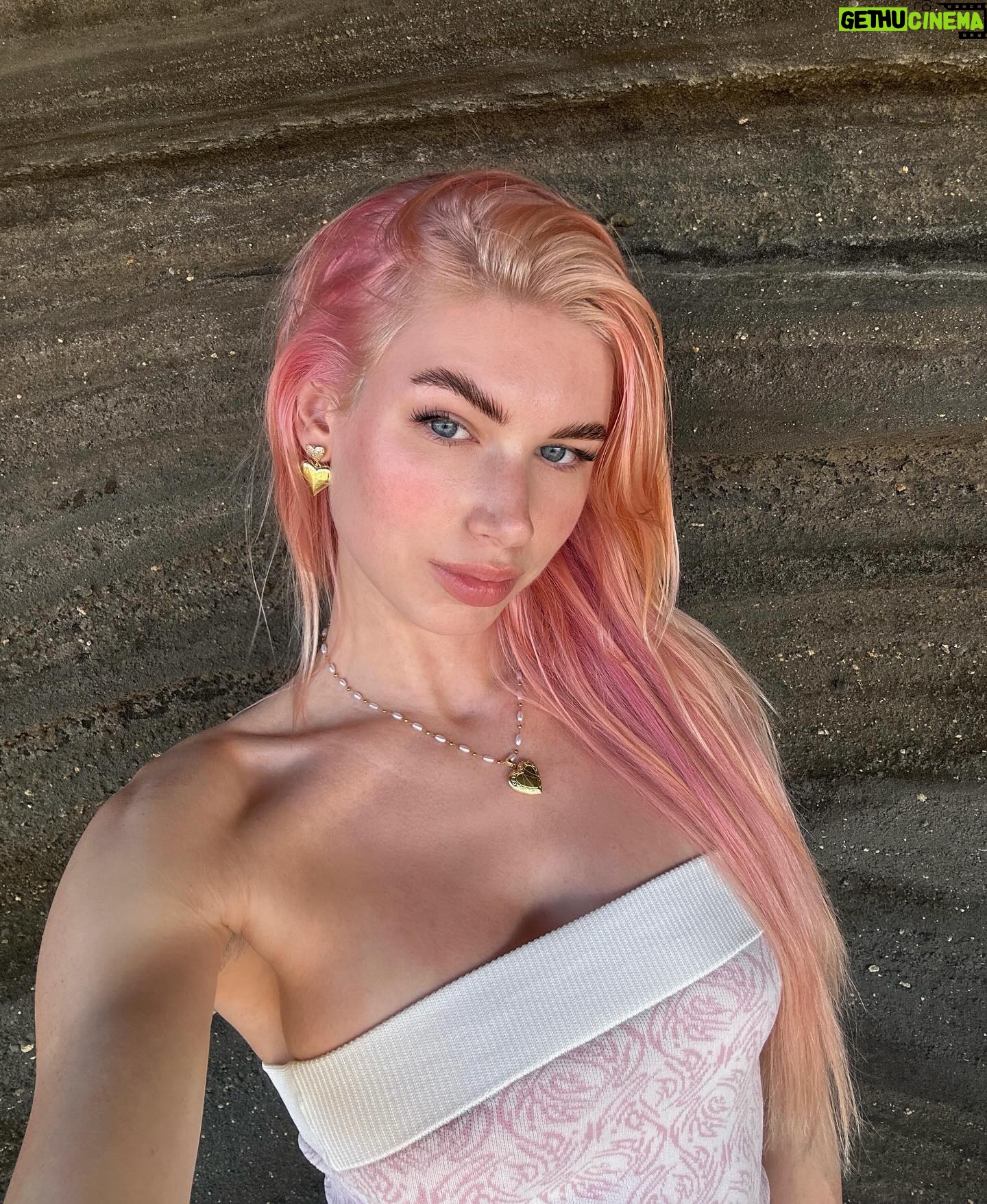 Brittan Byrd Instagram - all ♡ everything for international women’s day ✨ i hope everyone can take a second today to dive into their feminine, and appreciate all the things women have to offer the world 🩷 love you all 💕