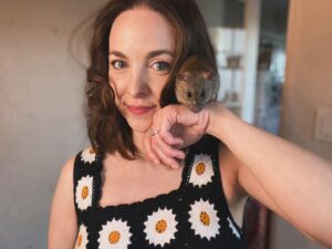 Brittany Curran Instagram - Me and my son. My pride and joy. The apple of my eye. The light of my life. My smallest sir. 🐭🫶🏻🌼

🐭 @templetontheroofrat 🐭

@francescas @tiffanyandco #rescuerat #ratsofinstagram #ratstagram #ootd #rescueanimals