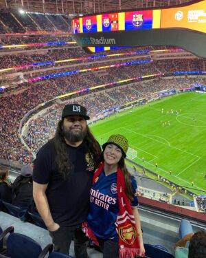 Brittany Curran Instagram - I’m currently BREATHING THE SAME AIR AS MY BELOVED ARSENAL!!! 😍⚽️ This is my most happiest evening in the last 4 years 🥹🥹 Thank you so so much @stellaferguson ♥️♥️ Love you mucho mucho

@arsenal #arsenal #coyg #arsenalfan #arsenalvbar #ARSFCB #arsenalamerica #sohappy @jamesisntcool
