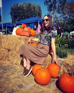 Brittany Curran Instagram - Tell me I wasn’t born to pose with pumpkins. I dare you. Me and my creepy lil pumpkin-strokin’ hands dare you. 🪓🎃

📸: @sadgirlsundayz
