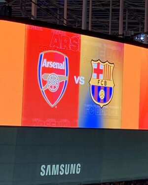 Brittany Curran Instagram - I’m currently BREATHING THE SAME AIR AS MY BELOVED ARSENAL!!! 😍⚽️ This is my most happiest evening in the last 4 years 🥹🥹 Thank you so so much @stellaferguson ♥️♥️ Love you mucho mucho

@arsenal #arsenal #coyg #arsenalfan #arsenalvbar #ARSFCB #arsenalamerica #sohappy @jamesisntcool
