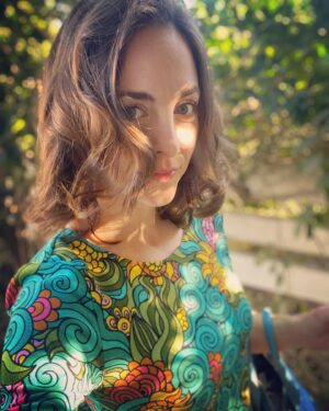 Brittany Curran Instagram - Would an AI have a nervous breakdown and learn how to cut their own hair in an attempt to feel some semblance of control in this godforsaken world?? 
Yeah. Didn’t think so. 🌻

#HumansAreAMessButWeAreAlsoMoreInteresting

#sagaftramember @sagaftra #FullProtectionAgainstAIorGTFO