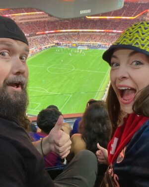 Brittany Curran Instagram - I’m currently BREATHING THE SAME AIR AS MY BELOVED ARSENAL!!! 😍⚽️ This is my most happiest evening in the last 4 years 🥹🥹 Thank you so so much @stellaferguson ♥️♥️ Love you mucho mucho

@arsenal #arsenal #coyg #arsenalfan #arsenalvbar #ARSFCB #arsenalamerica #sohappy @jamesisntcool