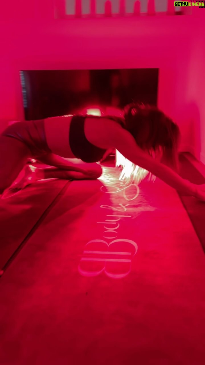 Brooke Burke Instagram - Pause ❤️ Red Room in my Zoom Room. Digital classes are live Fridays 9:15 pst. Brookeburke.com. #yoga #brookeburkebody #homeworkouts