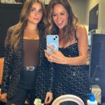 Brooke Burke Instagram - Just me & my baby about to take the stage! @sierraskyfisher 🖤🖤 @ptfoolus Penn and Teller FOOL US. Tonight another episode! @thecw ✨ it’s gonna be magic! @pennandtellerlive