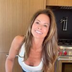 Brooke Burke Instagram – The fastest way to make a chopped salad! Oh-em-gee the funniest way to prep!  #lunchideas 1 board, 1 knife, 5 minutes‼️ Arugula, Romain, radicchio, cucumbers, hard-boiled eggs, pre-cooked beets, pickles, red onion, Dijon, mustard, olive oil, pepper, pink Himalayan salt. Drop, chop, drizzle, enjoy!!!!
#newreels #healthyrecipe #salad @brookeburkebody #lunchideas
