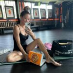 Brooke Burke Instagram - Monday mornings at the LOUNGE. My office today. #HOT yoga sculpt, interview, superfood #smoothie ✔️✔️✔️