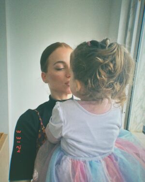 Bruna Quintas Instagram - A minha fadinha 💖🐰🌈

Família Moura numa pacata manhã de Páscoa 🍄🌼🌿