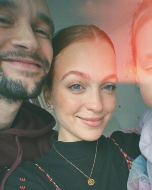 Bruna Quintas Instagram - A minha fadinha 💖🐰🌈

Família Moura numa pacata manhã de Páscoa 🍄🌼🌿
