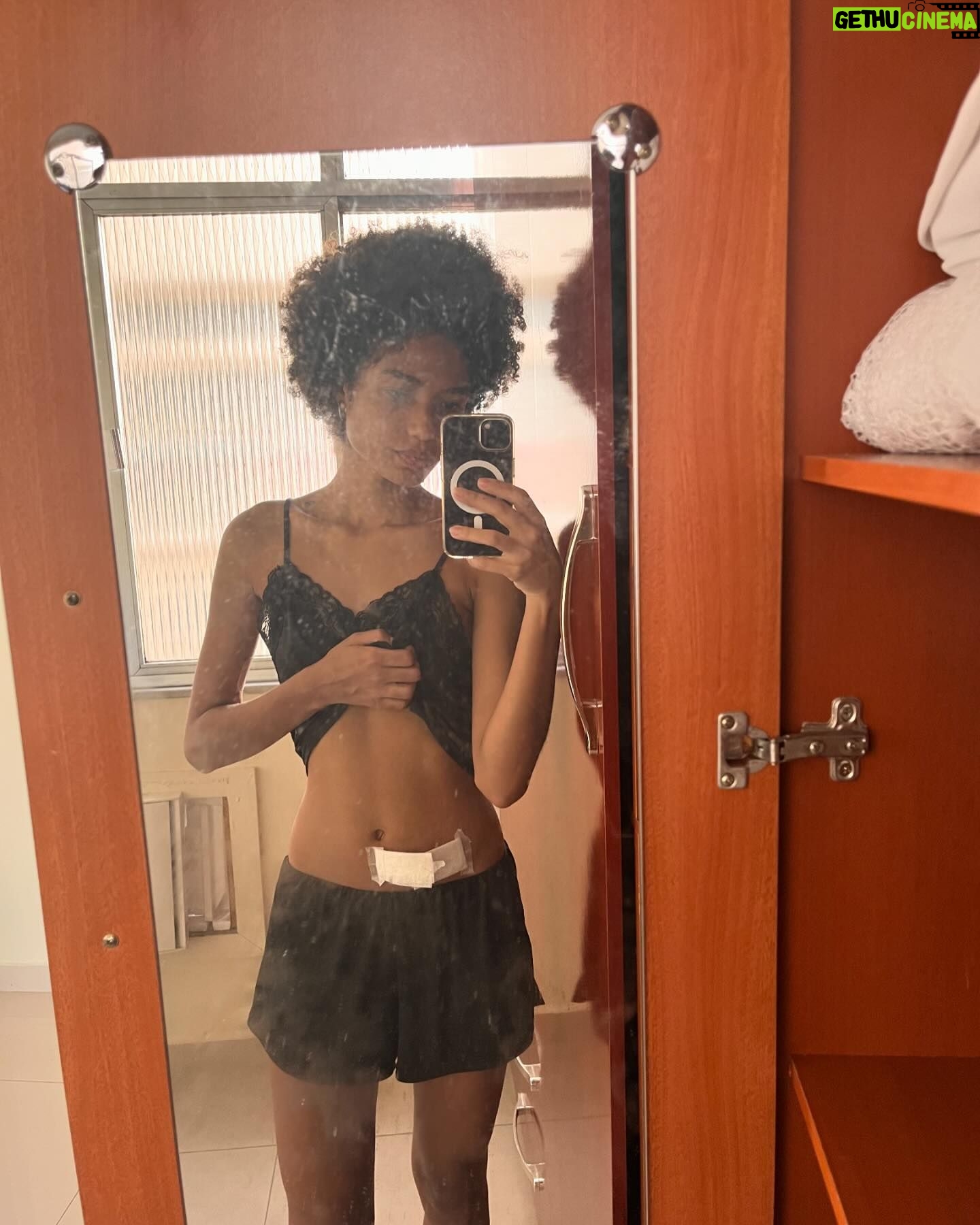 Bruna Inocencio Instagram - Março, trabalhei. Fiz trança. Tirei trança. Li. E descobri que posso viver sem o apêndice. Obrigada! 💙🪬💙