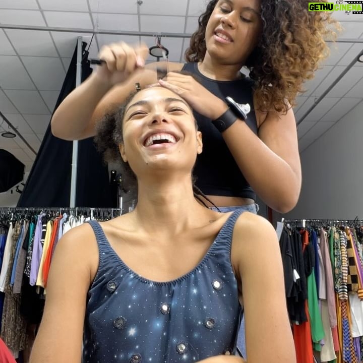 Bruna Inocencio Instagram - Março, trabalhei. Fiz trança. Tirei trança. Li. E descobri que posso viver sem o apêndice. Obrigada! 💙🪬💙