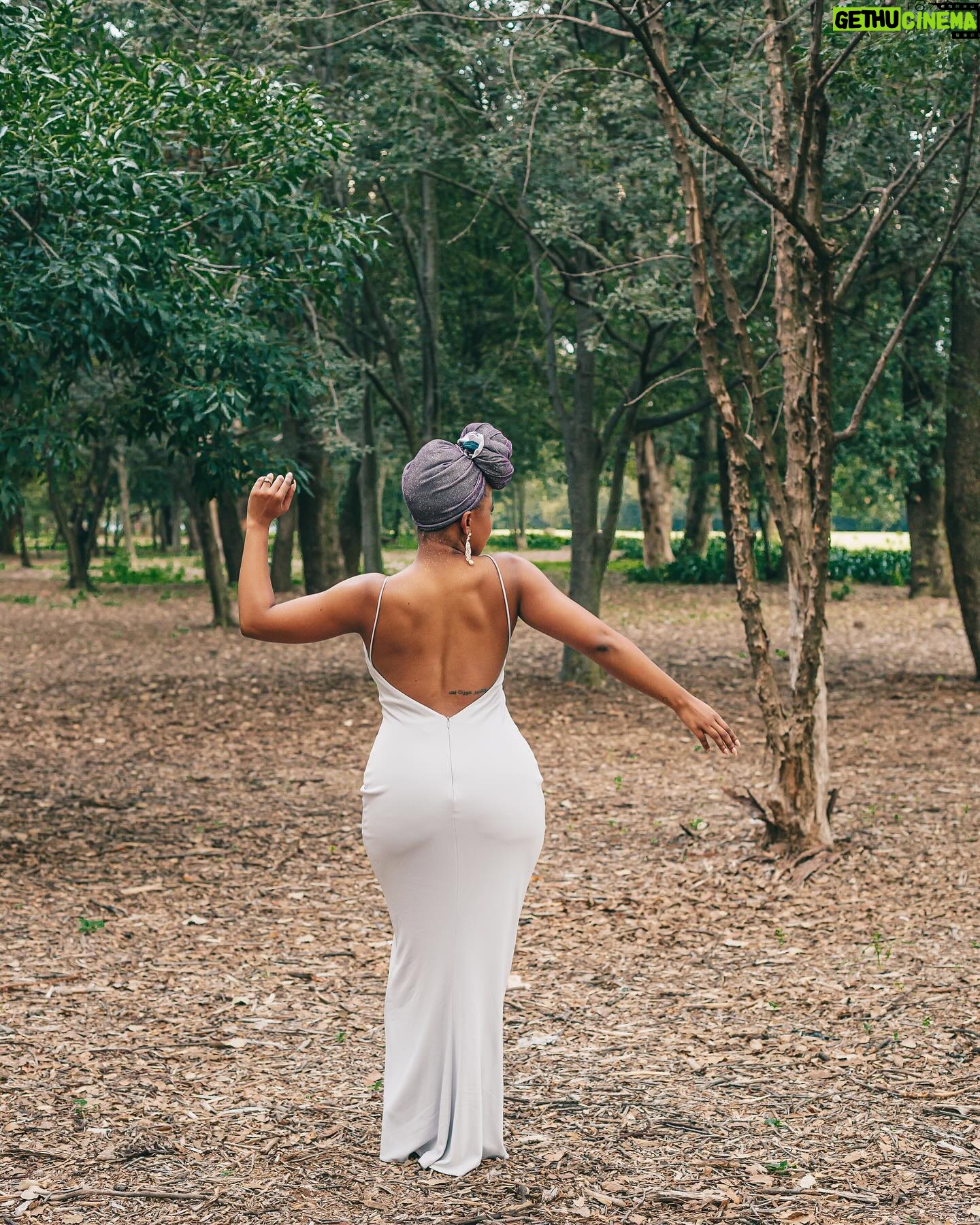 Buntu Petse Instagram - You beauty people have got me counting my blessings today! Thank you to all 500 THOUSAND of you for the amazing journey so far. I’m always humbled to see your loving comments, heartfelt DM’s (even the “hallo bt4l❤️” now and then😅). Nontle Majola thanks you. Mbali Habede thanks you. I thank you very much. ❤️🙏🏾 📸: @londamav 🎬: @therealqham