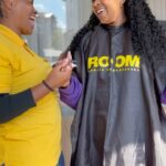 Buntu Petse Instagram - If you’re someone who doesn’t like going to the salon and you prefer doing your hair in the comfort of your home then let me 🔌 you guys!!!💆🏾‍♀️💈 @rooommobilesalon is a premium mobile salon that does house calls anywhere in Gauteng , Capetown , Durban, Bloemfontein & Nelspruit in Mpumalanga . Booking an appointment is easy , simply send them a picture of the hairstyle you’d like on WhatsApp 064 162 1439 and they’ll send a professional hairdresser to come do your hair 😍