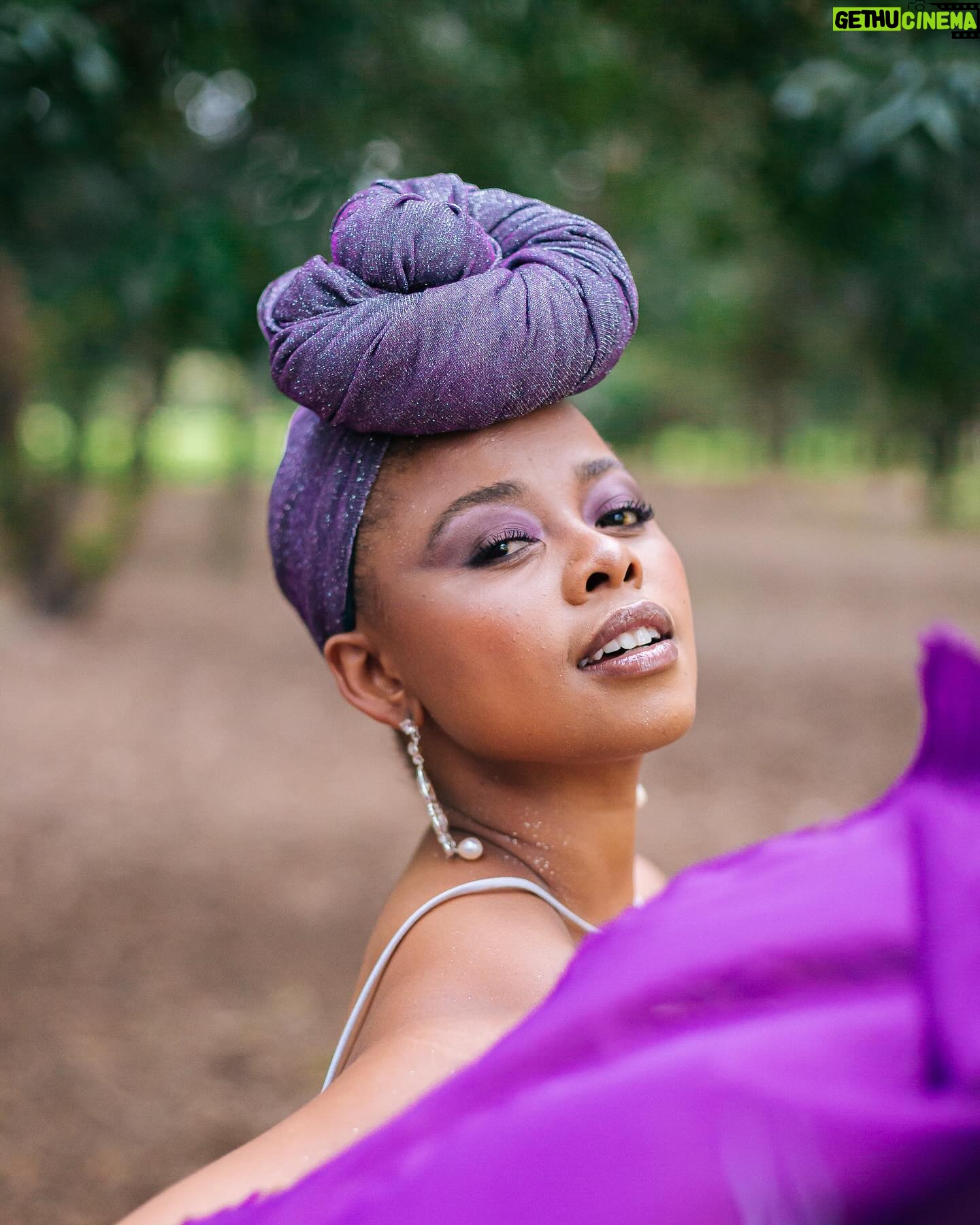 Buntu Petse Instagram - You beauty people have got me counting my blessings today! Thank you to all 500 THOUSAND of you for the amazing journey so far. I’m always humbled to see your loving comments, heartfelt DM’s (even the “hallo bt4l❤️” now and then😅). Nontle Majola thanks you. Mbali Habede thanks you. I thank you very much. ❤️🙏🏾 📸: @londamav 🎬: @therealqham