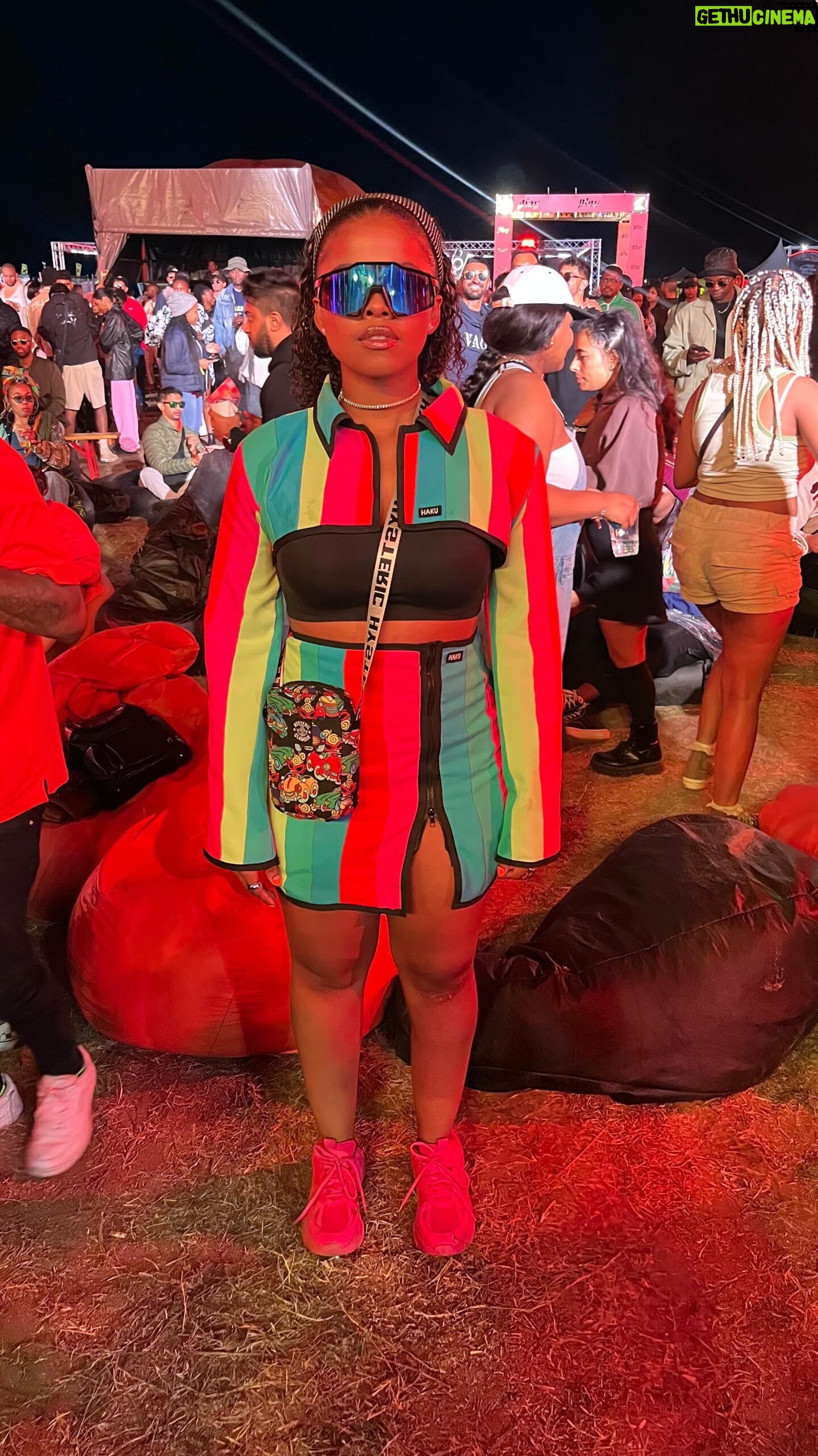Buntu Petse Instagram - And just like that, @heyneighbourfest has blessed me with an AMAZING weekend. @netflixsa treatment was TOP TIER and for sure #itsafullhouse! Dressed by the amazingly talented @haku.co.za Look how the colours change!πππππππππΎππΎππΎππΎ