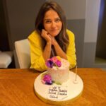 Burçin Abdullah Instagram - Ailemle her yaşım çok güzel ♥️ Bu güzel pastam için Social ailesi, İsmail ve Merve’ye çok teşekkür ederim ☺️