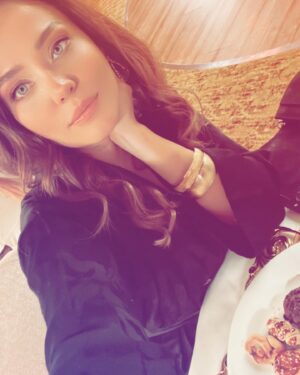 Burçin Abdullah Instagram - 1 Aralık’tan sesleniyorum, o gün set günüydü bugün pijama krallığı 💆‍♀️