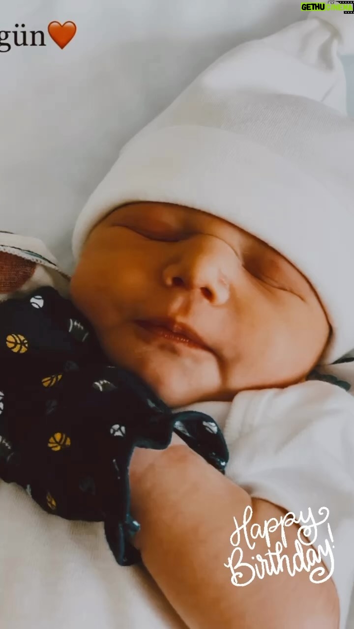 Burçin Abdullah Instagram - Benim canımın içi.. Canım oğlum.. Sen benim her şeyimsin.. İyi ki bizi seçtin.. İyi ki doğdun.. Sen BİR TANESİN ❤️