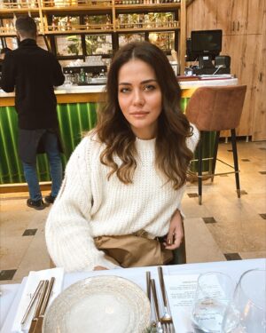 Burçin Abdullah Instagram - Nilay’ın yılbaşı davetinden Neslihan’cığımın gözünden ☺️ @neslign
@nilaycafer