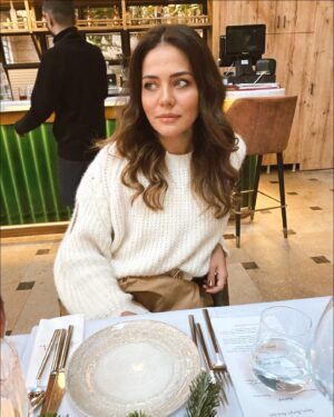 Burçin Abdullah Instagram - Nilay’ın yılbaşı davetinden Neslihan’cığımın gözünden ☺️ @neslign
@nilaycafer
