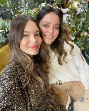 Burçin Abdullah Instagram - Nilay’ın yılbaşı davetinden Neslihan’cığımın gözünden ☺️ @neslign
@nilaycafer