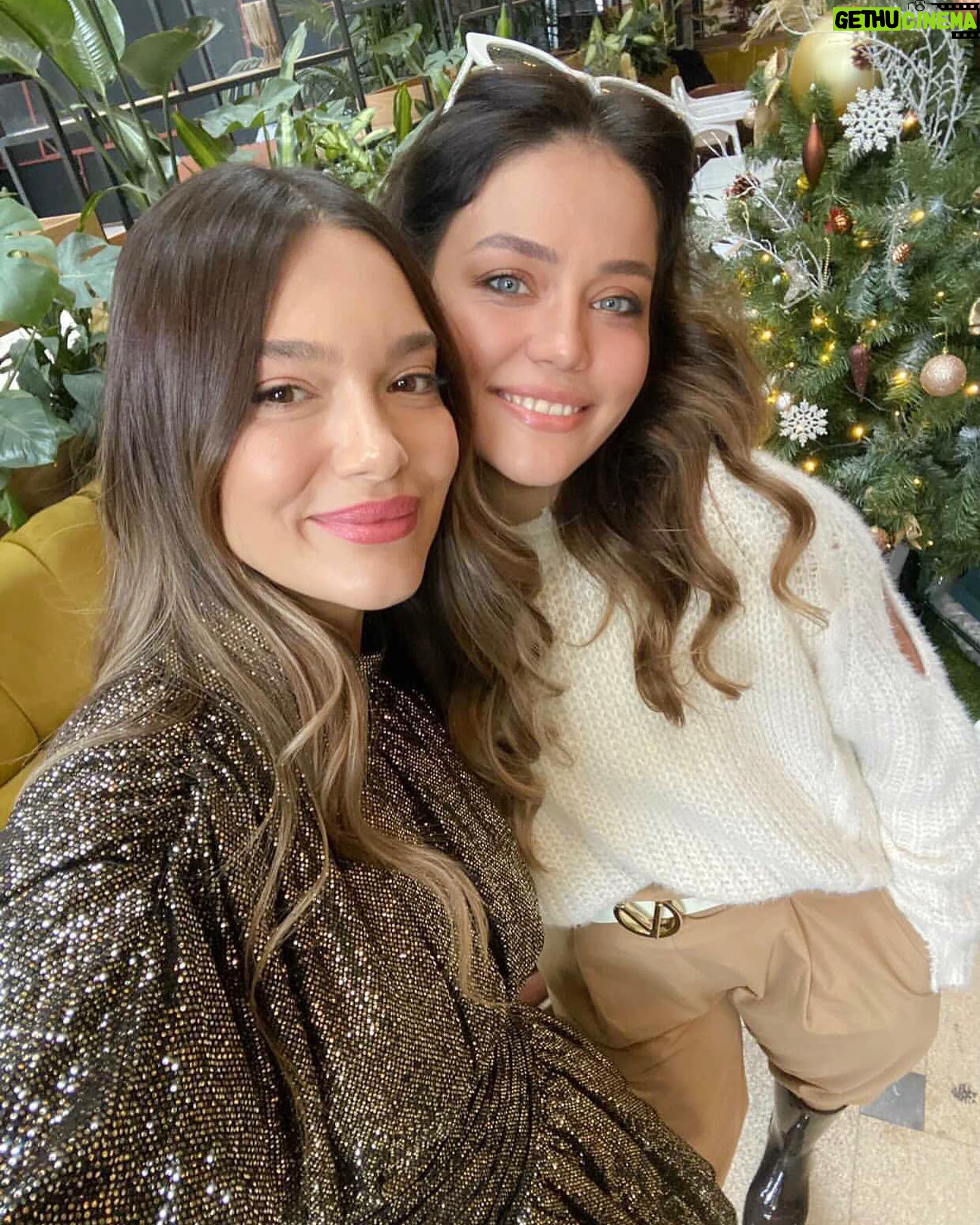 Burçin Abdullah - 38.1K Likes - Nilay’ın yılbaşı davetinden Neslihan’cığımın gözünden ☺️ @neslign
@nilaycafer