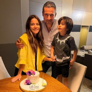 Burçin Abdullah Instagram - Ailemle her yaşım çok güzel ♥️ Bu güzel pastam için Social ailesi, İsmail ve Merve’ye çok teşekkür ederim ☺️