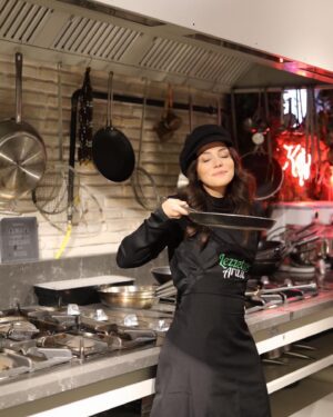 Burçin Abdullah Instagram - “Yemek sevgisinden daha samimi bir sevgi yoktur." -demiş George Bernard Shaw. Kısmen katılıyorum yemek yemeyi çok seven biri olarak, ama bir anne olarak daha samimi sevgiler görmedim diyemem 🫠 Siz ne düşünüyorsunuz?