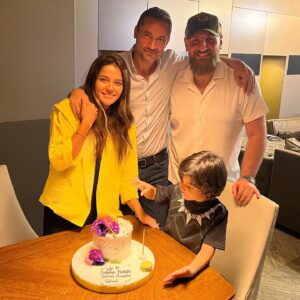 Burçin Abdullah Instagram - Ailemle her yaşım çok güzel ♥️ Bu güzel pastam için Social ailesi, İsmail ve Merve’ye çok teşekkür ederim ☺️