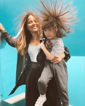 Burçin Abdullah Instagram - Static Electric Ball ⚡️ hairs stand on ⚠️ (bu fotoğrafta bitli olmamız dışında bir sorun yok 😂)