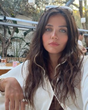 Burçin Abdullah Instagram - Hangi filtre daha çok yakışmış bilemedim 🤷‍♀️