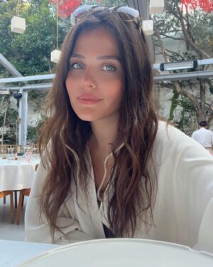 Burçin Abdullah Instagram - Hangi filtre daha çok yakışmış bilemedim 🤷‍♀️