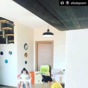 Burcu Altın Instagram - Artık şaşırmıyor da 😬 #Repost @efedeprem with @make_repost
・・・
Baba yorgun 😁😁 @burcualtindeprem 
#family #familydance #home