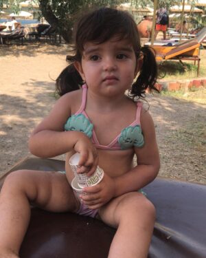 Burcu Altın Instagram - Hoşgeldin Zeynomun 2 yaşı 🤍 İyi ki doğdun bizim güzel kızımız 🎈 Sen olmasaydın dünya çok sıkıcı olacaktı eminim. Rengimiz, keyfimiz, sabrımız, aşkımız, çok şükürümüz, oyun arkadaşımız mutlu yıllar 🌸 Allah şansını bahtını güzel etsin bebeğim. Doğumgünün kutlu olsun 🙏🏻 Seni çok seviyorum annemmmm @efedeprem #zeynoelifdeprem