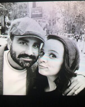 Burcu Altın Instagram - Bugün 4 💏 Bugün 2 🤵🏻👰🏻 Bugün ilk günki gibi ❤️ İyi ki sen sevgilim 🙏🏻 Çok seviyorum yerim yurdum sende yaşamaya doymam ben 🎈🎈🎈🎈 @efedeprem