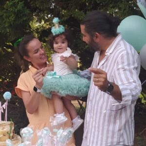Burcu Altın Instagram - Sen hep başımızın üstünde olucaksın benim canım kızım buna alış ❤️ Ben öyle büyüdüm, büyüdüm baban da aldı beni başının üstüne 🥰 Sonra hayat bir armağan daha verdi, sen geldin 🎈Allahım sana seni iyi, vicdanlı insanlarla karşılaştırsın bitanem. İyi ki doğdun iyi ki bizim evladımızsın🙏🏻 Sağlıkla büyü Zeynom. Seni çok seviyorum annem çok ❤️❤️❤️