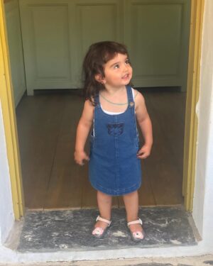Burcu Altın Instagram - Hoşgeldin Zeynomun 2 yaşı 🤍 İyi ki doğdun bizim güzel kızımız 🎈 Sen olmasaydın dünya çok sıkıcı olacaktı eminim. Rengimiz, keyfimiz, sabrımız, aşkımız, çok şükürümüz, oyun arkadaşımız mutlu yıllar 🌸 Allah şansını bahtını güzel etsin bebeğim. Doğumgünün kutlu olsun 🙏🏻 Seni çok seviyorum annemmmm @efedeprem #zeynoelifdeprem