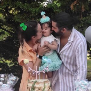 Burcu Altın Instagram - Sen hep başımızın üstünde olucaksın benim canım kızım buna alış ❤️ Ben öyle büyüdüm, büyüdüm baban da aldı beni başının üstüne 🥰 Sonra hayat bir armağan daha verdi, sen geldin 🎈Allahım sana seni iyi, vicdanlı insanlarla karşılaştırsın bitanem. İyi ki doğdun iyi ki bizim evladımızsın🙏🏻 Sağlıkla büyü Zeynom. Seni çok seviyorum annem çok ❤️❤️❤️