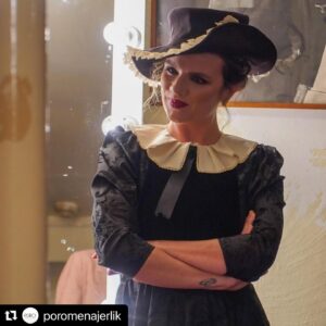 Burcu Altın Instagram - Haydi gel pazar 🎈🎈🎈 #Repost @poromenajerlik with @make_repost
・・・
Oyuncumuz Burcu Altın Deprem’in konuk oyuncu olarak yer aldığı Menajerimi Ara dizisinin set arkası fotoları... Pazar akşamı herkes ekran başına @burcualtindeprem @startv @ayyapim @alidemir @pablopablo23 @minegulercasting @menajerimiaradizi #menajerimiara #burcualtın #burcualtındeprem @poromenajerlik