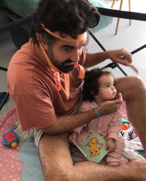 Burcu Altın Instagram - Senin birini sevmen, dünyanın bütün dertlerini, bütün acılarını göğüslemeye hazır olduğun anlamına gelirdi…
Acıları ve sana akacak olan dünyanın her şeyini daha iyi ve kesintisiz algılamak için, bildiğin her şeyi unutturdun…
Yalınlaştırırdın kendini. Arındırırdın…
Sen birini sevdiğinde, kendinden önce bütün dünyayı kurtarmak için severdin…
Sen, sevmek için çıkardın sokağa…
Sen 40 yılda bir gibisin…
Ve hep öyle kalacaksın… Seni çok seviyorum…
40. yaşın kutlu olsun Sevgilim 🤍🎈
@efedeprem