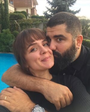 Burcu Altın Instagram - Senin birini sevmen, dünyanın bütün dertlerini, bütün acılarını göğüslemeye hazır olduğun anlamına gelirdi…
Acıları ve sana akacak olan dünyanın her şeyini daha iyi ve kesintisiz algılamak için, bildiğin her şeyi unutturdun…
Yalınlaştırırdın kendini. Arındırırdın…
Sen birini sevdiğinde, kendinden önce bütün dünyayı kurtarmak için severdin…
Sen, sevmek için çıkardın sokağa…
Sen 40 yılda bir gibisin…
Ve hep öyle kalacaksın… Seni çok seviyorum…
40. yaşın kutlu olsun Sevgilim 🤍🎈
@efedeprem