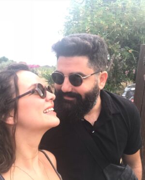 Burcu Altın Instagram - Senin birini sevmen, dünyanın bütün dertlerini, bütün acılarını göğüslemeye hazır olduğun anlamına gelirdi…
Acıları ve sana akacak olan dünyanın her şeyini daha iyi ve kesintisiz algılamak için, bildiğin her şeyi unutturdun…
Yalınlaştırırdın kendini. Arındırırdın…
Sen birini sevdiğinde, kendinden önce bütün dünyayı kurtarmak için severdin…
Sen, sevmek için çıkardın sokağa…
Sen 40 yılda bir gibisin…
Ve hep öyle kalacaksın… Seni çok seviyorum…
40. yaşın kutlu olsun Sevgilim 🤍🎈
@efedeprem