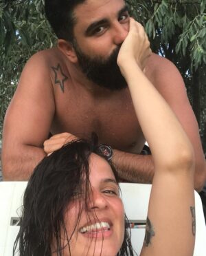 Burcu Altın Instagram - Senin birini sevmen, dünyanın bütün dertlerini, bütün acılarını göğüslemeye hazır olduğun anlamına gelirdi…
Acıları ve sana akacak olan dünyanın her şeyini daha iyi ve kesintisiz algılamak için, bildiğin her şeyi unutturdun…
Yalınlaştırırdın kendini. Arındırırdın…
Sen birini sevdiğinde, kendinden önce bütün dünyayı kurtarmak için severdin…
Sen, sevmek için çıkardın sokağa…
Sen 40 yılda bir gibisin…
Ve hep öyle kalacaksın… Seni çok seviyorum…
40. yaşın kutlu olsun Sevgilim 🤍🎈
@efedeprem
