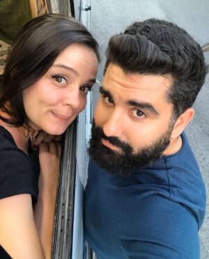 Burcu Altın Instagram - Senin birini sevmen, dünyanın bütün dertlerini, bütün acılarını göğüslemeye hazır olduğun anlamına gelirdi…
Acıları ve sana akacak olan dünyanın her şeyini daha iyi ve kesintisiz algılamak için, bildiğin her şeyi unutturdun…
Yalınlaştırırdın kendini. Arındırırdın…
Sen birini sevdiğinde, kendinden önce bütün dünyayı kurtarmak için severdin…
Sen, sevmek için çıkardın sokağa…
Sen 40 yılda bir gibisin…
Ve hep öyle kalacaksın… Seni çok seviyorum…
40. yaşın kutlu olsun Sevgilim 🤍🎈
@efedeprem