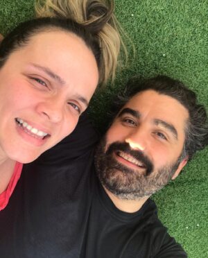 Burcu Altın Instagram - Senin birini sevmen, dünyanın bütün dertlerini, bütün acılarını göğüslemeye hazır olduğun anlamına gelirdi…
Acıları ve sana akacak olan dünyanın her şeyini daha iyi ve kesintisiz algılamak için, bildiğin her şeyi unutturdun…
Yalınlaştırırdın kendini. Arındırırdın…
Sen birini sevdiğinde, kendinden önce bütün dünyayı kurtarmak için severdin…
Sen, sevmek için çıkardın sokağa…
Sen 40 yılda bir gibisin…
Ve hep öyle kalacaksın… Seni çok seviyorum…
40. yaşın kutlu olsun Sevgilim 🤍🎈
@efedeprem