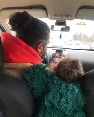 Burcu Altın Instagram - Kızımız o kadar şanslı ki Sen gibi bir babası olduğu için 🥰 Seni çokk çokk seviyoruz Baba Efer Deprer ☺️ Hep başımızda ol, hep tut elimizi 🤍🌸 @efedeprem #babalargünü #baba