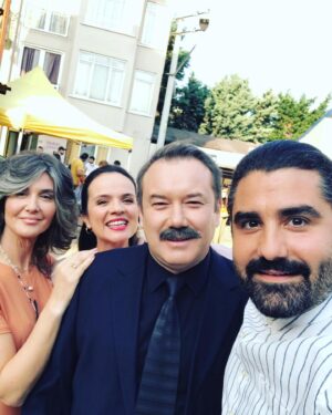 Burcu Altın Instagram - Bizim Aile 🌸 Sanki yeni gelmemişizcesine 🧿🥰🙏🏻 @efedeprem @uzunsoray @aysetolga @seksenler @mintmotionpics @trt1 #seksenler #dizi #mintyapım
